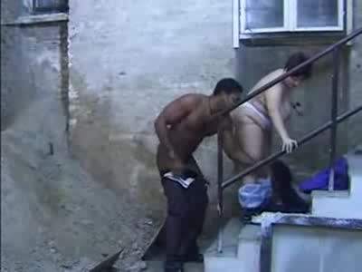 Мощное порно на лестнице с негром